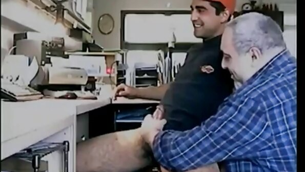 נתנה לעצמה סרטן תמונות סקס מצויר על הכביש.