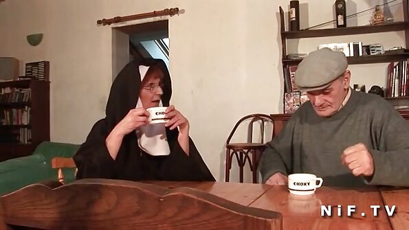 חברים נהנים. סרטי פורנו לצפיה בחינם
